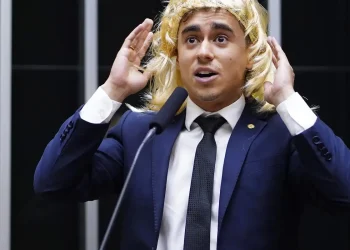 Nikolas Ferreira é condenado a pagar R$ 200 mil por discurso contra trans na Câmara