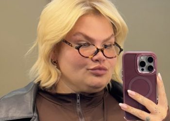 Thais carla exibe suas novas curvas após perder quase 50 kg